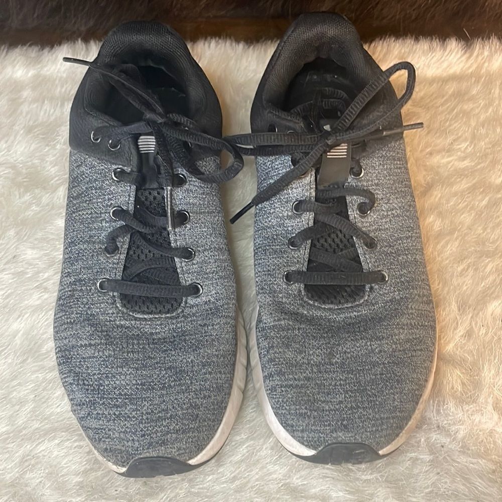 Under Armour shoes 5.5 (5000F)